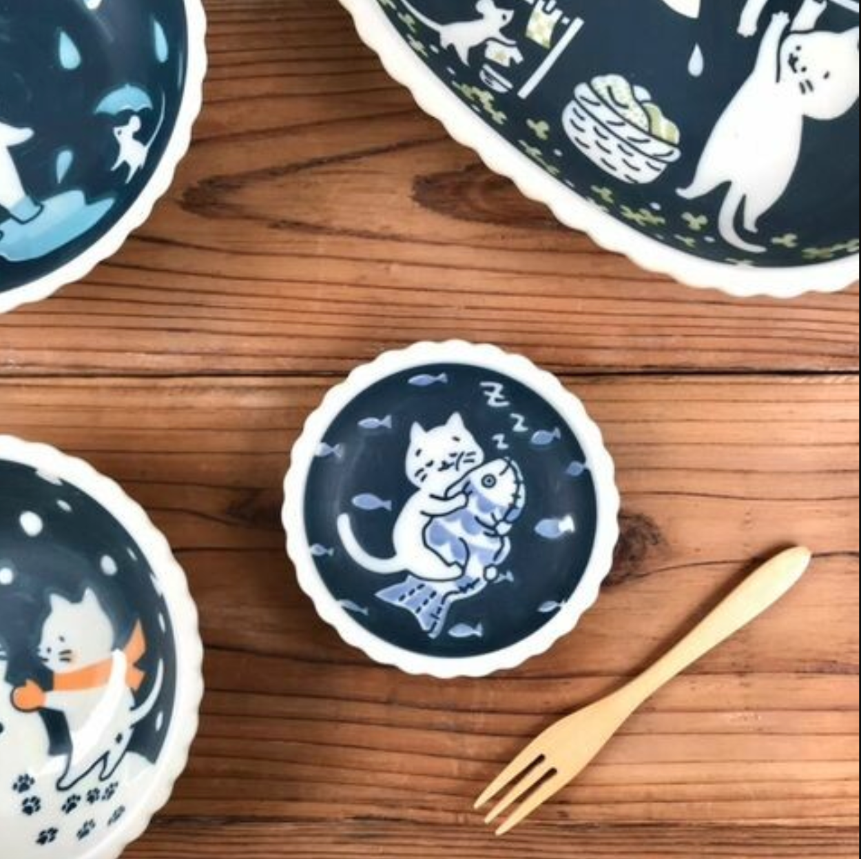 Dreamy Cat and Fish Sauce Dish